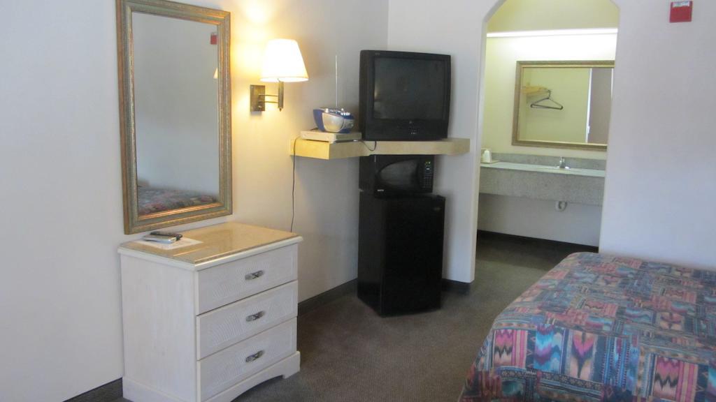 Camelot Inn & Suites Highway 290/Northwest Freeway Jersey Village ภายนอก รูปภาพ