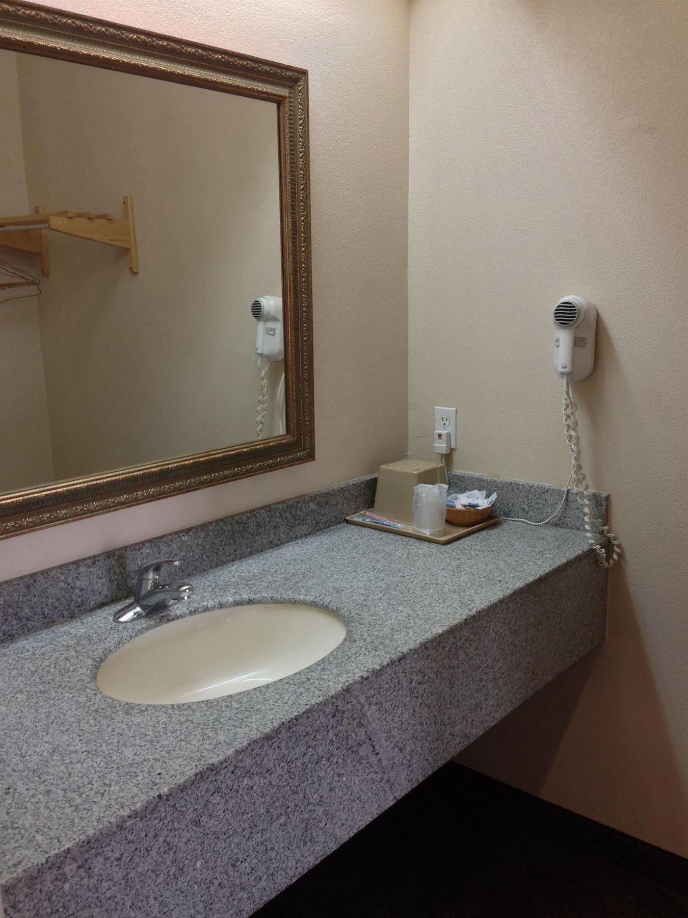 Camelot Inn & Suites Highway 290/Northwest Freeway Jersey Village ภายนอก รูปภาพ