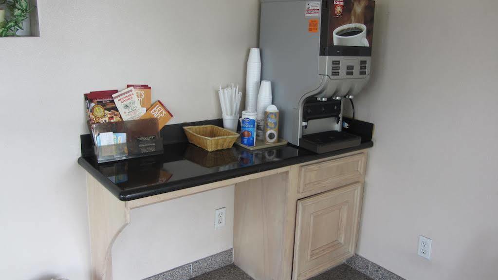 Camelot Inn & Suites Highway 290/Northwest Freeway Jersey Village ภายนอก รูปภาพ